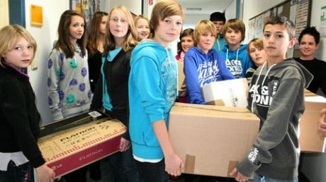 Friedberger Schüler der Klasse 7d der Friedberger Realschule haben für die Weihnachtstrucker-Aktion zwölf Pakete gepackt. Foto: Schmitt