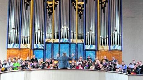 Stimmgewaltig präsentiert sich auch der Chor am Mittwoch beim großen Konzert in St. Michael. Foto: Chorregent