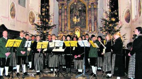 Die Musikkapelle des Marktes Aislingen beim diesjährigen Weihnachtskonzert in der Pfarrkirche St. Georg mit ihrer scheidenden Dirigentin Claudia Petzenhauser (im Bild rechts). Foto: Sturm