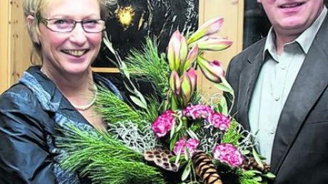 Mit Blumen bedankte sich Zweiter Bürgermeister Karl Simon bei Bürgermeisterin Marlene Preißinger für die gute Zusammenarbeit. Foto: hak