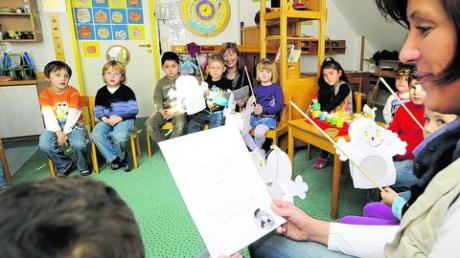 Lieder lernen - ein Erlebnis für die "Rabengruppe" im Kindergarten Burgau (Kreis Günzburg). In den meisten Kinderbetreuungs-Einrichtungen ist es üblich, Liedtexte für Übungszwecke zu kopieren und an Kinder und Eltern zu verteilen. Foto: Weizenegger
