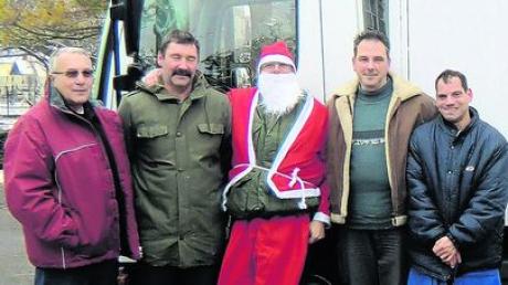 Michael Meile übernahm auch die Rolle des Weihnachtsmanns, als er den Bewohnern des ungarischen Heims (im Bild Bewohner und Mitglieder des ungarischen Rotary-Clubs) Spenden aus der Region überbrachte. Foto: Rotary