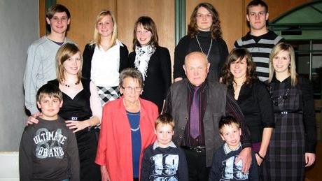 Hans Wagner feierte in Schiltberg seinen 80. Geburtstag. Zu den vielen Gratulanten zählten seine Ehefrau Zenta und die elf Enkelkinder. Foto: Michael Schmidberger