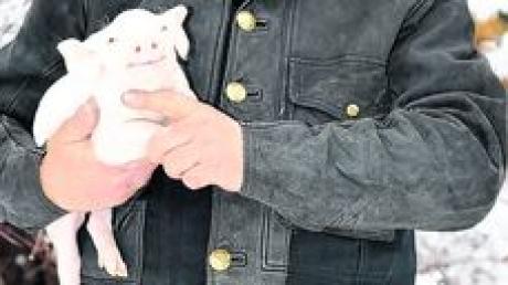Ein letztes Mal noch doppeltes Glückssymbol sein: Kaminkehrer Reinhold Meier, hier mit Glücksschweinchen, geht am heutigen Silvestertag in den Ruhestand. Foto: jor