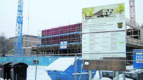 Der Neu- und Umbau der Berufsschule in Lauingen ist schon weit fortgeschritten. Wie das Projekt am Ende aussehen wird, das können die Spaziergänger auf der angebrachten Tafel sehen. Foto: Bachmann