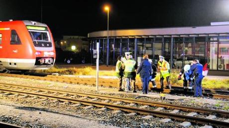 Bei einem schrecklichen Unfall auf dem Bahnübergang in der Auer Straße in Illertissen wird eine 27-Jährige von einem Zug erfasst und getötet. 