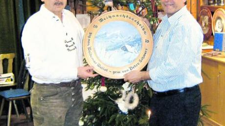 Reinhard Krist mit Peter Schwarz, mit einem 15,8-Teiler diesjähriger Gewinner der Weihnachtsscheibe. Foto: Adlerhorst