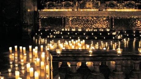 Die Roggenburger Klosterkirche wurde von vielen Kerzen erhellt. Foto: mde