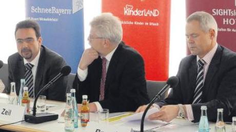 Aufmerksam hörte Bayerns Wirtschaftsminister Martin Zeil (mitte) gestern den Ausführungen von Klaus Holetschek, Vorsitzender des Bayerischen Heilbäderverbandes (links) und Ulrich N. Brandl vom Bayerischen Hotel- und Gaststättenverband zu. 
