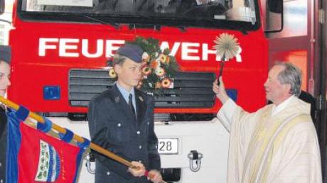 In den vergangenen 20 Jahren hat die Feuerwehr fünf Großfahrzeuge beschafft. Monsignore Otto Baumgärtner weiht im Bild eines davon.  