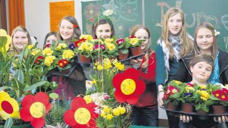 Für Frühlingsgefühle sorgten die Mädchen der Maria-Ward-Realschule bei ihrem Aktionstag unter dem Motto „Mach mit“. Neben der Blumentombola gab es eine Vielzahl von Aktionen, Workshops und Darbietungen.