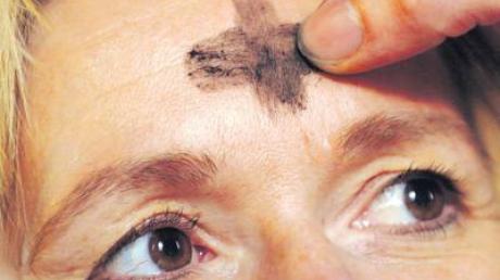 Viele Christen lassen sich am heutigen Aschermittwoch in den Gottesdiensten das Aschekreuz auf die Stirn zeichnen. 