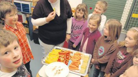 Quark, Gemüse und Vollkornsemmeln gehören für die Grundschüler in Tussenhausen zum gesunden Frühstück. Die gemeinsame Mahlzeit steht einmal pro Woche auf dem Stundenplan. 