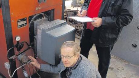 Willi Pelzl (links) von der gleichnamigen Gärtnerei in Ettringen hat sich einen Photonen-Akkumulator von Jakob Strauß (rechts) einbauen lassen. 