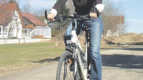 Als einzige Bewerberin für das Bürgermeisteramt in Apfeltrach ist Karin Schmalholz kaum zu bremsen. Die 58-Jährige fährt in ihrer Freizeit gerne Rad – und hat übrigens nur fürs Foto ausnahmsweise auf den Helm verzichtet. 