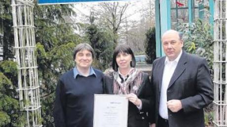 Sie sind stolz auf die Zertifizierung (v. li.): Dr. Hans-Jörg Ohlert, Ute Ammerpohl sowie Dr. Heinz Leuchtgens.