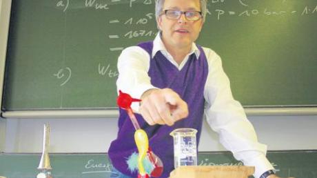 In den Stunden von Physiklehrer Dr. Matthias Lugauer zischt und brodelt es schon mal – das garantiert natürlich die Aufmerksamkeit der Schülerinnen. 