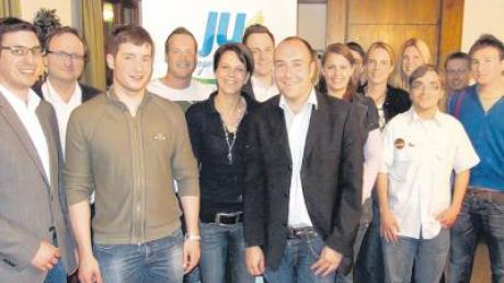 Die neue Vorstandschaft der Jungen Union auf Kreisebene mit ihrem neu gewählten Vorsitzenden Jürgen Bäurle (Mitte, schwarzes Sakko). 