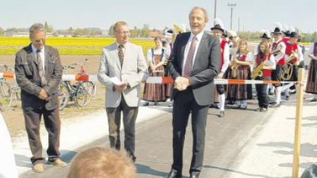 Zweiter Bürgermeister Hermann Waigel, Bürgermeister Hans Egger und Landrat Hans-Joachim Weirather (v. li.) eröffneten gemeinsam den neuen Radweg zwischen Salgen und Bronnen. 