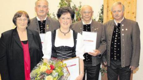 Elfriede Brennich, Erste Vorsitzende des Sängerkreises Unterallgäu (von links), ehrte Wilhelm Schuster, Sylvia Mayer, Benedikt Müller, zusammen mit Gernot Leitner.