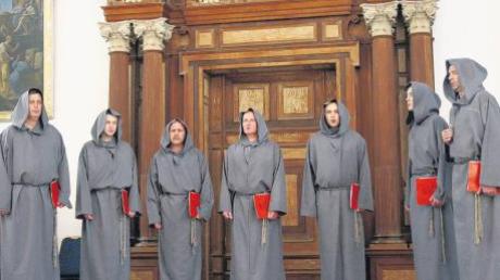 Mit sakralen Weisen und kräftigen Stimmen begeisterte der ukrainische Chor „Gregorianika“ bei einem Konzert im Zedernsaal des Fuggerschlosses das Publikum.  