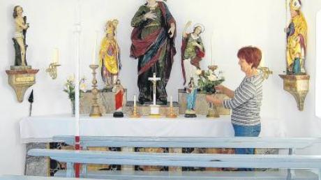 Seit zwanzig Jahren kümmern sich Waldtraud Aurbacher und einige Höllberger Frauen um das Käppele. Bei der Renovierung wurden auch die Heiligenfiguren gereinigt.