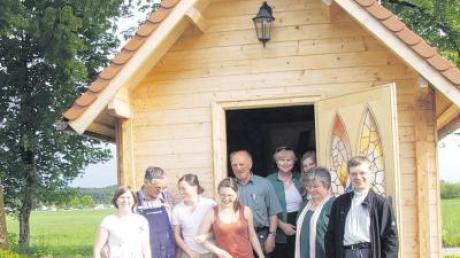 Zwischen zwei Lindenbäumen hat die Familie Kienle aus Wiedergeltingen eine eigene kleine Kapelle errichtet.  
