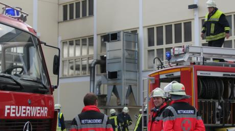 Der Brand an der Filteranlage (hinten) wurde von der Feuerwehr Mindelheim schnell gelöscht. 