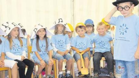 In einem lustigen Theaterstück stellten die Kinder bei der Jubiläumsfeier zum 30. Geburtstag des Kindergartens Sankt Georg den Bau der Breitenbrunner Einrichtung dar. 