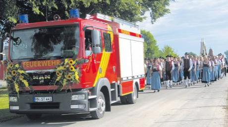 Bei einem festlichen Kirchenzug hat die Freiwillige Feuerwehr Stetten ihr neues Fahrzeug präsentiert. Zu der Segnung waren auch zahlreiche Feuerwehren aus der Umgebung gekommen. 