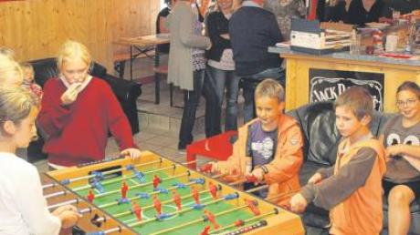 Zur Eröffnung des renovierten Jugendzentrums in Wiedergeltingen kamen Jung und Alt. Die Kinder nahmen gleich den Kicker in Beschlag. 