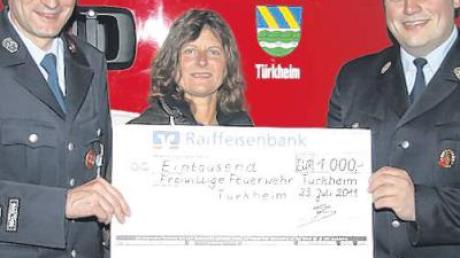 Maria Blum hat 1000 Euro an Kassier Josef Bauer (links) und Kommandant Ulrich Schwelle von der Feuerwehr Türkheim gespendet.  