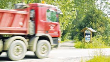 Die westliche Zufahrt zur Recyclingfirma Alba R-plus, ein Schotterweg auf Türkheimer Flur, wird für Fahrzeuge über 7,5 Tonnen gesperrt. 
