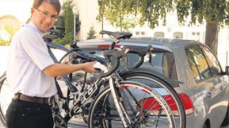 Mit dem Auto und gleich drei Drahteseln kreuzte Guido Beck, der neue Kaplan von St. Stephan in Mindelheim auf, um seine neue Wirkungsstätte kennenzulernen. Auf seinem Rennrad ist er schnell zur Stelle, wenn er gebraucht wird. 