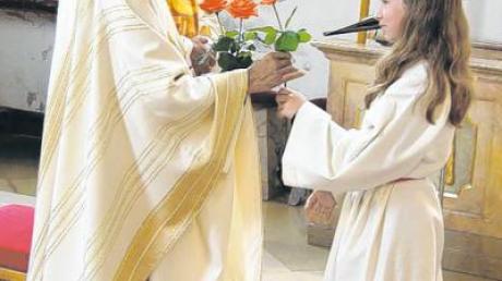 Von den ministranten bekam Pfarrer Thomas Mundackal zum Abschied rote Rosen. Unser Bild zeigt ihn mit Maria Geiger. 