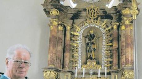 Der Kirchenpfleger und sein Sorgenkind: Günther Heinrich zeigt den Altar der Marienkapelle, der dringend saniert werden müsste. 