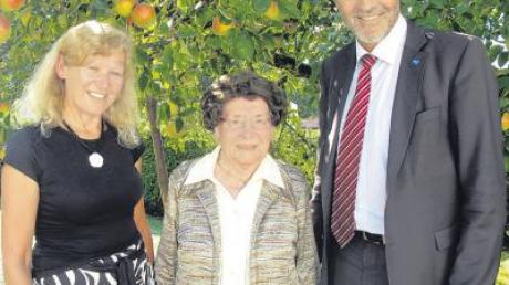 Bürgermeisterin Karin Schmalholz und Landrat Hans-Joachim Weirather gratulierten Maria Rimmel zum 103. Geburtstag. 