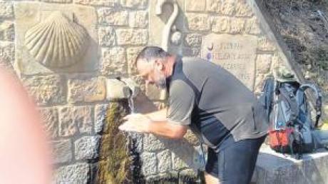 Eine Erfrischung tut gut – hier kühlt sich Andreas Schuster an einem der wichtigen Wasserbrunnen in Estella ab. 