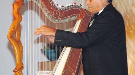 Rito Pedersen aus Paraguay verzauberte sein Publikum beim Ettringer „KulturGut“ mit virtuosen Harfenklängen voller Poesie und Lebensfreude.  