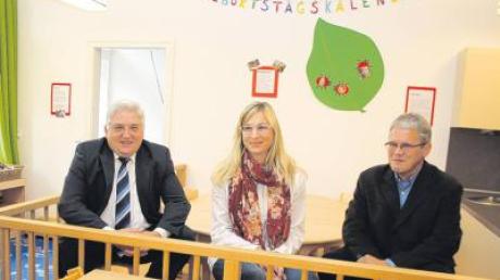 Freude herrschte bei der Einweihung der neuen Kinderkrippe im Kindergarten Sonnenwirbel in Dirlewang (von links): Bürgermeister Alois Mayer, Leiterin Silke Leins und Planer Hermann Schröther. 