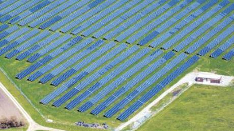 So wie dieser Solarpark in Thierhaupten könnte auch das Gleisdreieck im Mindelheimer Osten künftig aussehen. 