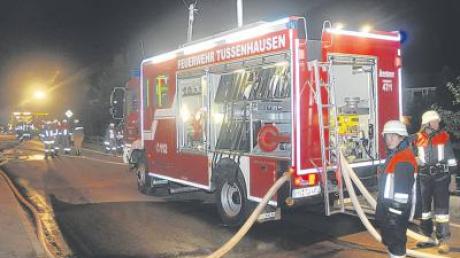 Als sie einen brennenden Stadel in Zaisertshofen löschten, wurden die Feuerwehrleute von einer gewaltigen Explosion überrascht. Dabei verletzten herumfliegende Trümmer drei Einsatzkräfte schwer. 