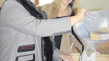 Alexandra Musch (rechts), Inhaberin der Firma Mudis, zeigt IHK-Gründungsberaterin Barbara Klause, wie Dinkelspelzen in ein Kissen gefüllt werden.  