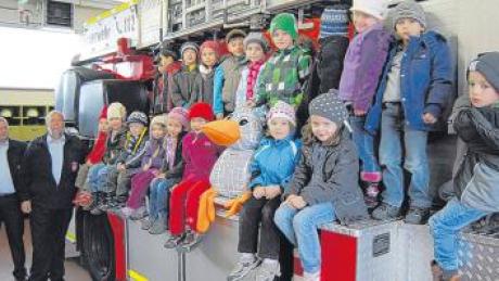 Wer kann schon mal auf einem echten Feuerwehrauto sitzen? Paula Print und die Kinder der „Rabengruppe“ des Sankt-Stephan-Kindergartens durften das!