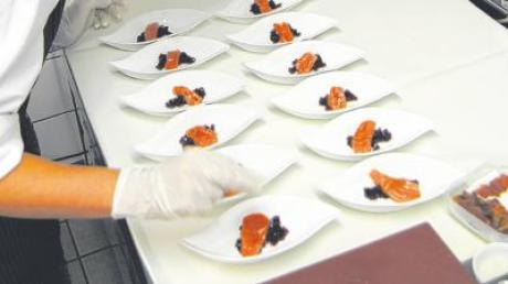 Lachs auf Rote Beete mit Wasabisößchen: Die Gäste durften sich durch rund ein Dutzend Gänge probieren. 