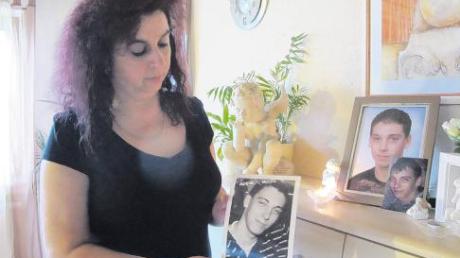 Neben den Fotos von Marc brennen Kerzen. Vergangenen Juni verlor Erika Helfer ihren Sohn. Er kam bei einem Autounfall ums Leben. Marc besaß einen Organspende-Ausweis.  