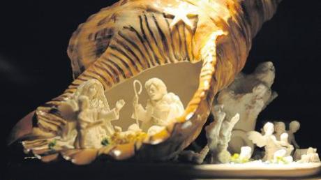 Ein Exponat der Krippenausstellung: die Miniaturkrippe in der Muschel von Antonio Riscopo. 