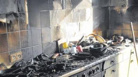 Eine Küche ist am Samstagmittag in Pfaffenhausen in Flammen aufgegangen, nachdem sich dort heißes Fett entzündet hatte (li.). Am Freitag waren die Einsatzkräfte bereits in Hasberg gefordert: Dort war ein Lagerraum in Brand geraten. 
