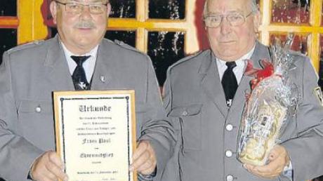 Zweiter Vorsitzender Franz Miller (li.) ernannte Vorsitzenden Franz Paul zum Ehrenmitglied des Krieger- und Soldatenvereins Haselbach. 