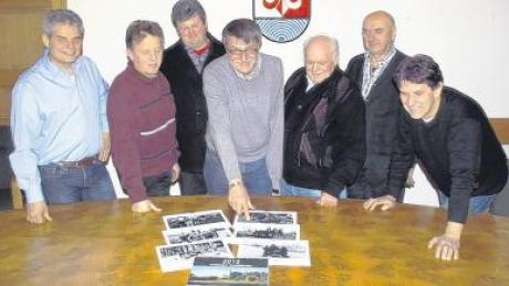 Bürgermeister Peter Kneipp, Johann Wagner, Günter Mayer, Uli Münzberg, Josef Unglert, Johann Bäßler und Gerhard Fohr (von links) haben den zweiten Amberger Kalender vorgestellt. 